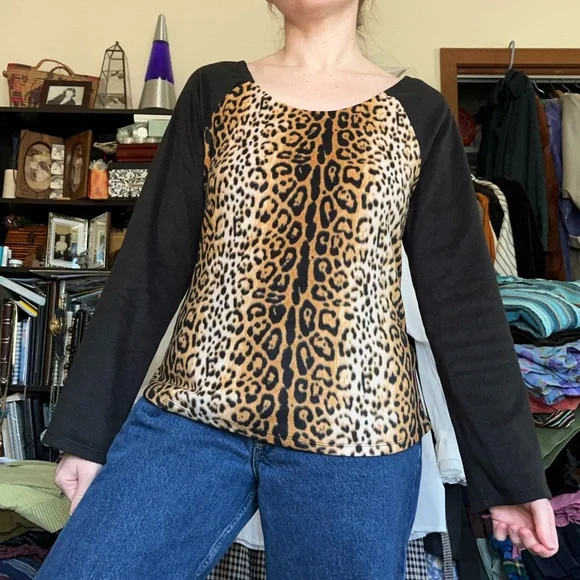 Betsey Johnson Fleece Leopard Print Top Sweater Size M Boho Glam Girly - Picture 4 of 11